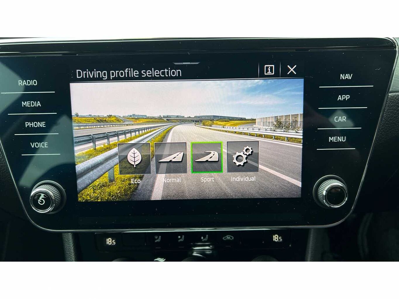 SKODA Superb 1.5 TSI 150ps SE Technology ACT DSG Estate